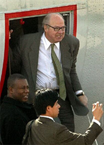 Hans Blix, ayer a su llegada al aeropuerto Sadam, cerca de Bagdad.