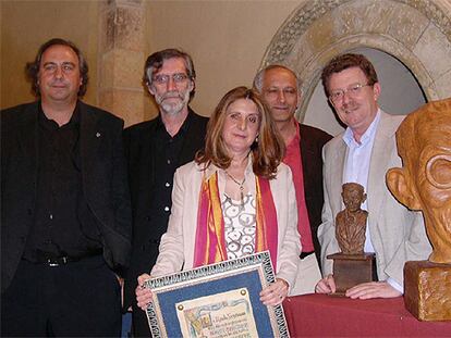 Los miembros del Nuevo Mester de Juglaría, de izquierda a derecha, Fernando Ortiz, Paco García, Llanos Monreal, Rafa San Frutos y Luis Martín, junto a un busto del maestro Agapito Marazuela.
