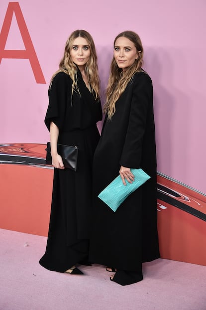 ASHLEY Y MARY KATE OLSEN. Las gemelas Olsen pasaron un tiempo en la Universidad de Nueva York.
Famosas desde bebés gracias a su papel compartido de Michelle Tanner en la srie de televisión 'Padres Forzosos', Mary-Kate y Ashley Olsen asistieron a la Gallatin School of Individualized Study, una universidad interdisciplinaria con estudios independientes de la Universidad de Nueva York en 2004. 

En ese momento, compraron un ático de 7,4 millones de dólares en el West Village de Manhattan al que nunca llegaron a mudarse y después de varios semestres matriculadas en fotografía (Mary-Kate) e italiano y psicología (Ashley) dejaron los estudios. 