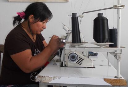 Sandra Surichaqui encontró su vocación con un crédito para comprar una tejedora. Montó un taller de costura con el que se gana la vida.