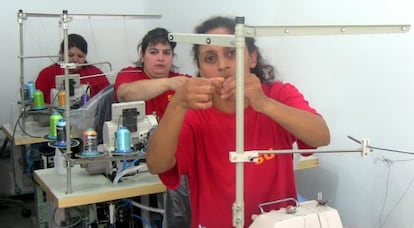 Las internas de una prisión de Montevideo participan en cursos de costura en un taller intramuros.