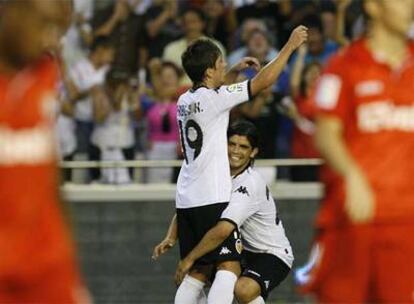 Banega celebra el segundo gol del Valencia con el autor, Pablo Hernández.