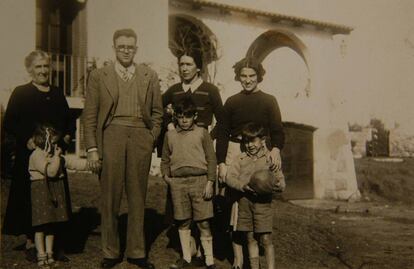 Ernesto Guevara Lynch y el Che, junto a sus hermanos en Alta Gracia. La familia se mudó allí para paliar el asma crónica del pequeño Ernesto.