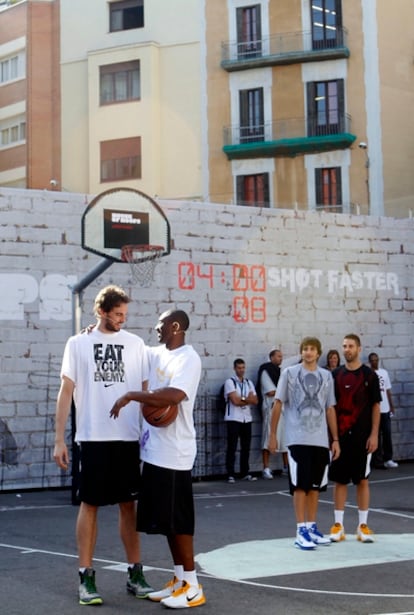 Pau Gasol y Kobe Bryant, en primer término, y Ricky Rubio y Juan Carlos Navarro, en un torneo por parejas en el barrio barcelonés del Raval.