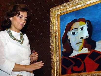 La ministra Carmen Calvo, ante el <i>Retrato de Dora Maar </i><b>(1939),</b> de Picasso, en el Museo Reina Sofía.