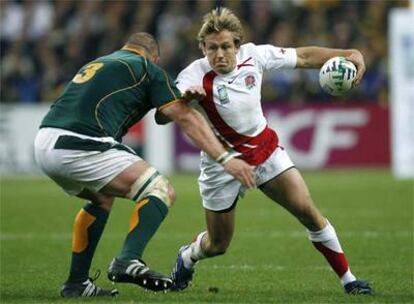 Jonny Wilkinson intenta zafarse de Van Der Linde