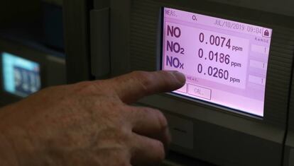 Interior de una de las 24 estaciones de medición de contaminación de Madrid.