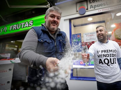 Celebración en la administración de lotería 27 de A Coruña, que ha vendido décimos del Gordo, este jueves.