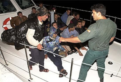 La patrullera de la Guardia Civil, con los 20 inmigrantes llegados a Fuerteventura.