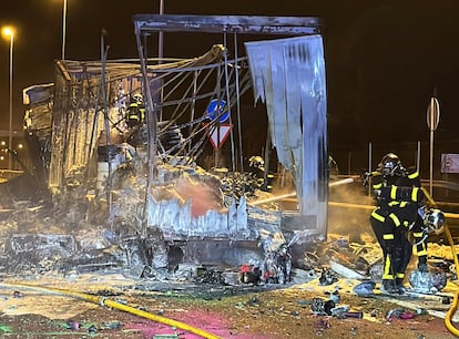 Bomberos de la Comunidad de Madrid extinguen un incendio de camión que transportaba sprays de pintura y otros enseres. 