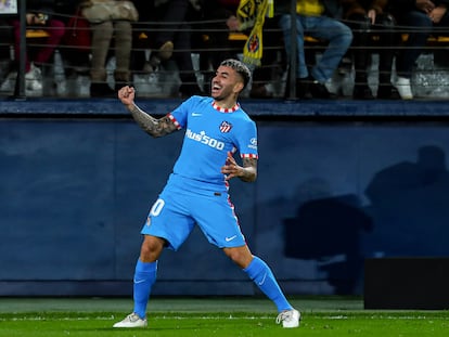 Correa celebra su gol desde el medio del campo logrado ante el Villarreal el pasado domimgo.