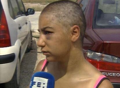 Dolores Ortiz, la joven que sufrió el secuestro, ayer a la salida del Hospital de Manresa.
