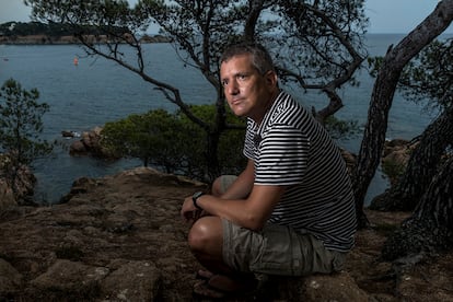 Santiago Roncagliolo, en un acantilado del 'camí de Ronda'.