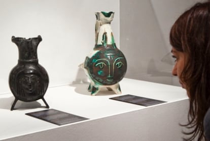 Una pieza etrusca, a la izquierda, junto a una obra de Pablo Picasso, en la exposición <i>Terracotas de la Antigüedad, confuencias entorno al Mediterráneo</i>, que se presenta en el Museo de Cerámica de Barcelona.