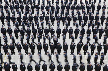 Un escuadron de oficiales de inmigración participan en una sesión de entrenamiento en Shenyang (China).