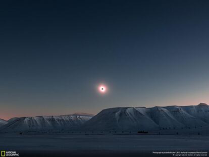 El eclipse solar de 2015 se vio así desde la isla de Spitsbergen, que forma parte del archipiélago de Svalbard, en el Océano Ártico.