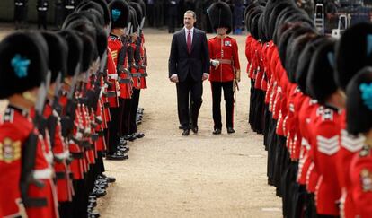 Felipe VI pasa revista a la guardia del palacio de Buckingham.