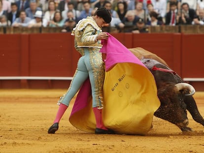 Ginés Marín, al quite en el segundo toro, primero de José María Manzanares, hoy en la Maestranza.