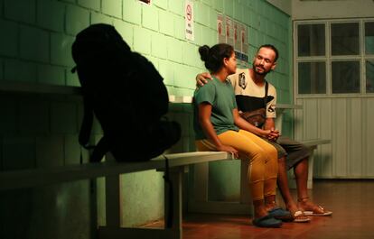  Eduardo Narváez, de 28 años, y su mujer Génesis Durán, de 34, en el albergue de El Paraíso, el pasado octubre.