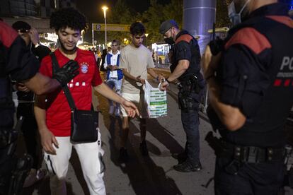 Los Mossos d'Esquadra realizan un control en una zona de botellón en Barcelona.