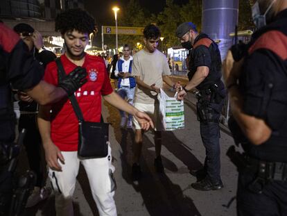 Los Mossos d'Esquadra realizan un control en una zona de botellón en Barcelona.