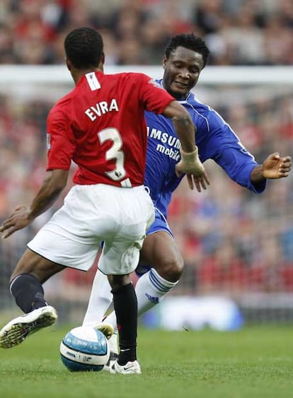 Evra pelea el balón a Obi Mikel.