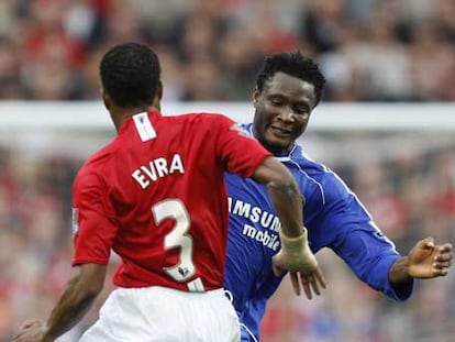 Evra pelea el balón a Obi Mikel.
