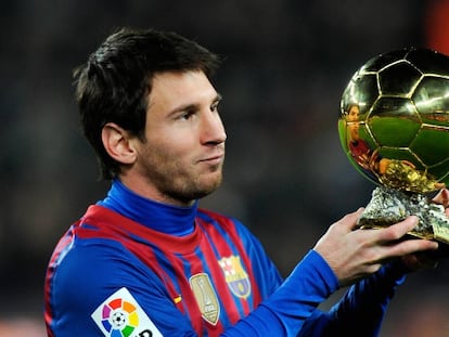 Messi ofrece el Balón de Oro del año pasado a la grada del Camp Nou.