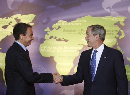 El presidente del Gobierno español, José Luis Rodríguez Zapatero, ha sido recibido por el presidente de EE UU, George W. Bush, a su llegada al Museo donde se va a celebrar la Cumbre sobre Mercados Financieros y Economía Mundial.