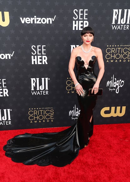 Aunque predominó el escote palabra de honor, algunas actrices, como Christina Ricci, apostaron por el escote corazón. Llevó un vestido de corte sirena a medida de Atsuko Kudo y un 'clutch' de Carolina Herrera.