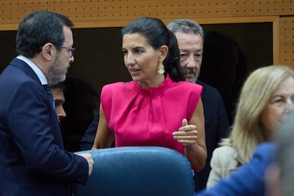 Rocío Monasterio charla con su sustituto al frente de Vox en Madrid, José Antonio Fúster, durante una debate en la Asamblea de Madrid el pasado 12 de septiembre. 
