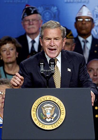 George W. Bush se dirige a los veteranos de guerra en Cincinnati.