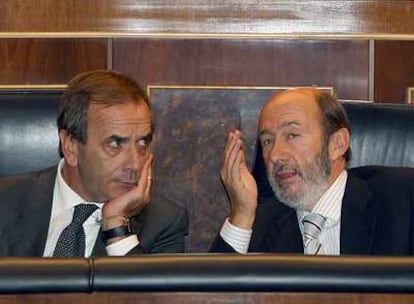 El ministro de Defensa, José Antonio Alonso (izquierda), y el titular de Interior, Alfredo Pérez Rubalcaba, en el pleno del Congreso.