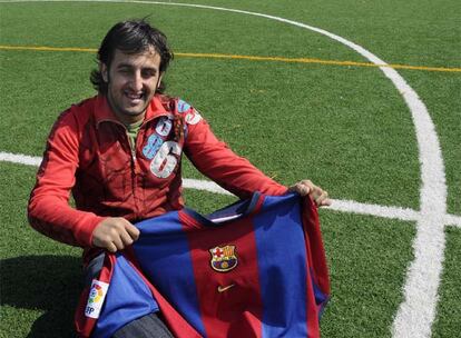 Miguel Mateos posa con la camiseta del Barça en el campo del Club Deportivo Foz, equipo de regional en el que sigue jugando.
