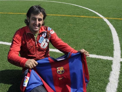 Miguel Mateos posa con la camiseta del Barça en el campo del Club Deportivo Foz, equipo de regional en el que sigue jugando.