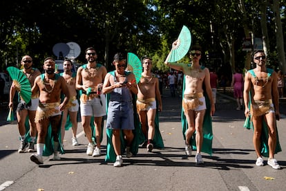 Participantes en la marcha del Orgullo en el paseo del Prado de Madrid.