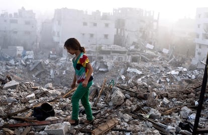 Una niña palestina en los escombros de su casa, en agosto de 2014 en Gaza.