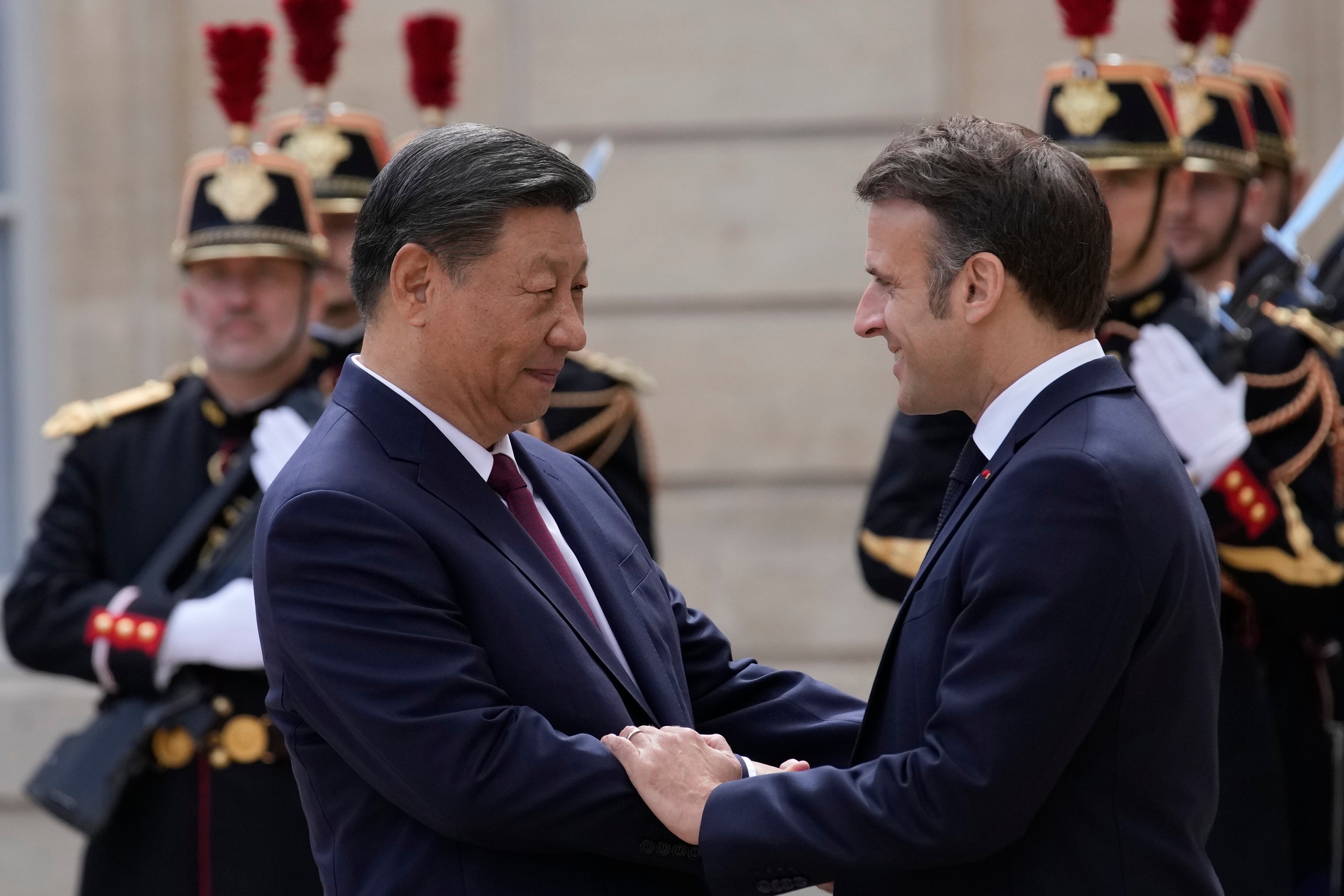 El presidente francés, Emmanuel Macron, a la derecha, da la bienvenida al presidente de China, Xi Jinping, antes de su reunión en el Palacio del Elíseo, este lunes 6 de mayo, en París.