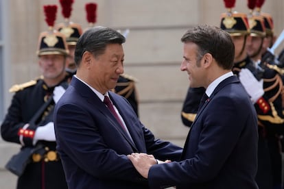 El presidente francés, Emmanuel Macron, a la derecha, da la bienvenida al presidente de China, Xi Jinping, antes de su reunión en el Palacio del Elíseo, este lunes 6 de mayo, en París.