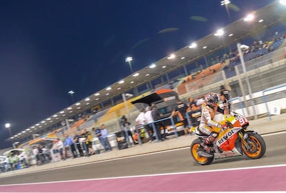 Marc Márquez del Repsol Honda Team deja el pit lane durante la sesión de calentamiento hasta antes de la prueba de Moto GP del Gran Premio de Motociclismo de Qatar en el Circuito Internacional de Losail, en Doha.