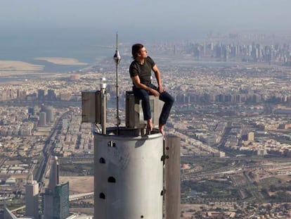 Tom Cruise, en una imagen de promoción de 'Misión: Imposible. Protocolo fantasma', en la cúspide de Burj Khalifa, el rascacielos más alto del mundo, en Dubai.