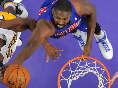 Kobe Bryant lucha por un rebote con Jason Maxiell.