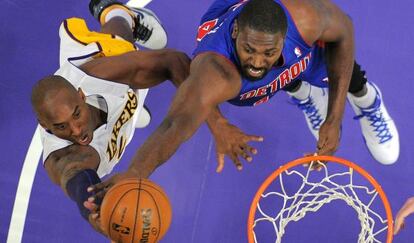 Kobe Bryant lucha por un rebote con Jason Maxiell.