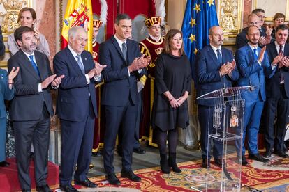 La presidenta del Congreso de los Diputados, Francina Armengol, es aplaudida tras su intervención en el Salón de los Pasos Perdidos de la Cámara baja.