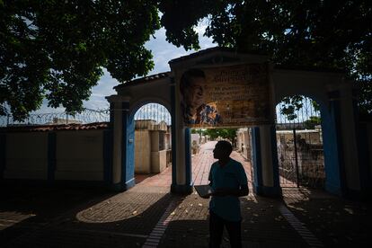 La rara afición de Alcides comenzó en 2005 con un almanaque en el que marcaba las fechas de muerte de sus familiares, pero la labor le fascinó tanto que se hizo extensiva a todos los muertos del pueblo.