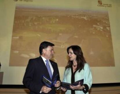 La consejera de Agricultura de la Junta de Castilla y Len, Silvia Clemente, junto al presidente de la Diputacin de Segovia, Francisco Vzquez, durante la presentacin del futuro palacio de congresos de La Faisanera.