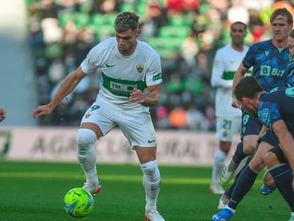 Lucas Boyé, delantero del Elche, controla el balón ante Haroyán.