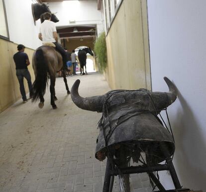 Pablo Hermoso de Mendoza lleva las riendas de Janucá hacia el picadero cubierto.