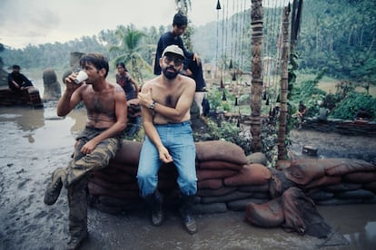 <p><strong>¿Cuál era el plan?</strong> Retratar el terror, la sangre y el sinsentido de la guerra. Tras 14 meses de rodaje, el director, Francis Ford Coppola, aseguró: “Esta no es una película sobre Vietnam, esta película es Vietnam”. <br /><strong>¿Qué salió mal?</strong> Un tifón, durante el cual “todo estaba blanco y los árboles se inclinaban 45 grados”, arrasó los decorados (un mes de trabajo). Marlon Brando apareció con tal sobrepeso que Coppola tuvo que rodarle con primeros planos en un fondo negro y cambiar el final para no tener que mostrar su cuerpo (en los planos abiertos, se trata de un doble). Martin Sheen sufrió un ataque al corazón y se arrastró 400 metros hasta encontrar ayuda. Al no haber efectos digitales en la época, Coppola dinamitó un bosque real coordinando el plano con los cazas que sobrevolaban la zona. El director hipotecó su casa para cubrir los gastos y llegó a pedirle dinero a George Lucas para poder terminarla. <br /><strong>¿Cómo acabó la cosa?</strong> A pesar de que la crítica no fue en absoluto unánime, 'Apocalypse now' ganó la Palma de Oro en Cannes, recaudó cinco veces su presupuesto y hoy está considerada no solo una de las obras magnas del cine sino una de las mayores experiencias sensoriales e intelectuales que un ser humano puede tener. En la imagen, el actor Martin Sheen con el director Francis Ford Coppola durante el rodaje de 'Apocalypse Now'.</p>