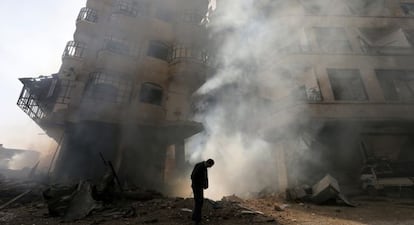 Un edificio arde en enero de 2013 tras un ataque de las fuerzas aéreas del presidente Bachar el Asad.